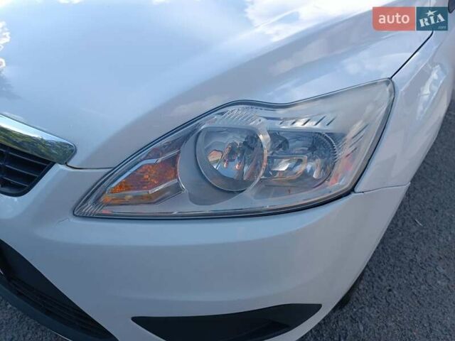 Белый Форд Фокус, объемом двигателя 1.6 л и пробегом 290 тыс. км за 5900 $, фото 3 на Automoto.ua