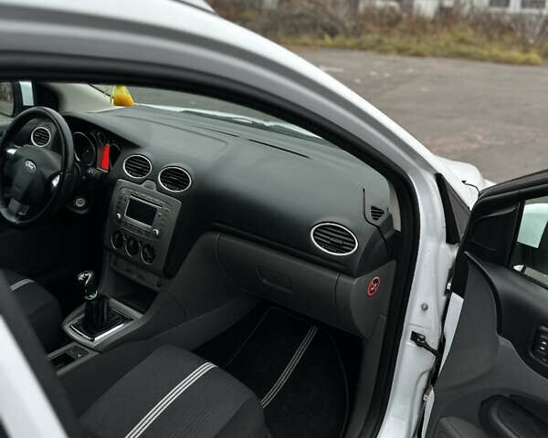 Белый Форд Фокус, объемом двигателя 1.6 л и пробегом 234 тыс. км за 6200 $, фото 10 на Automoto.ua