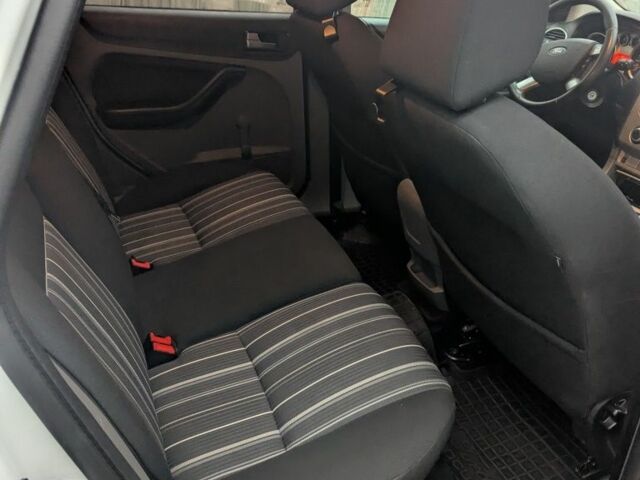 Білий Форд Фокус, об'ємом двигуна 1.6 л та пробігом 210 тис. км за 5200 $, фото 5 на Automoto.ua