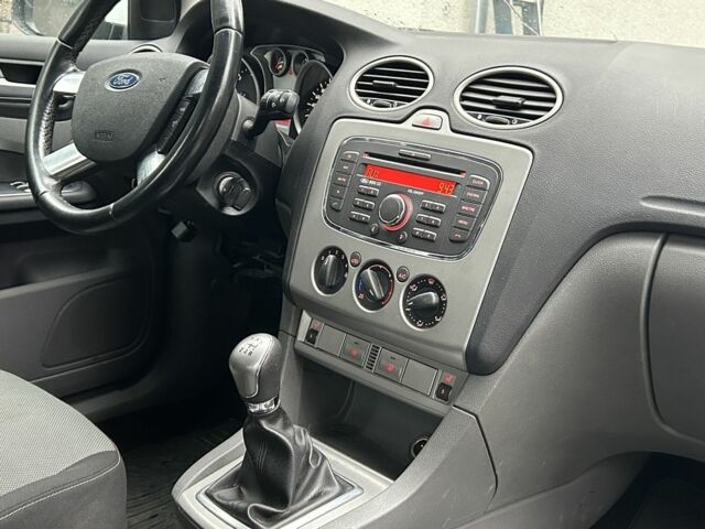 Белый Форд Фокус, объемом двигателя 1.6 л и пробегом 200 тыс. км за 1999 $, фото 13 на Automoto.ua