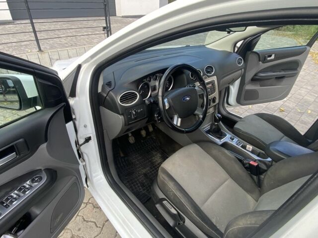 Білий Форд Фокус, об'ємом двигуна 1.6 л та пробігом 249 тис. км за 5500 $, фото 6 на Automoto.ua