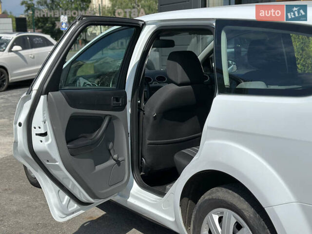 Білий Форд Фокус, об'ємом двигуна 1.56 л та пробігом 311 тис. км за 4700 $, фото 47 на Automoto.ua