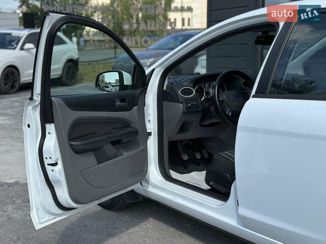 Білий Форд Фокус, об'ємом двигуна 1.56 л та пробігом 311 тис. км за 4700 $, фото 26 на Automoto.ua