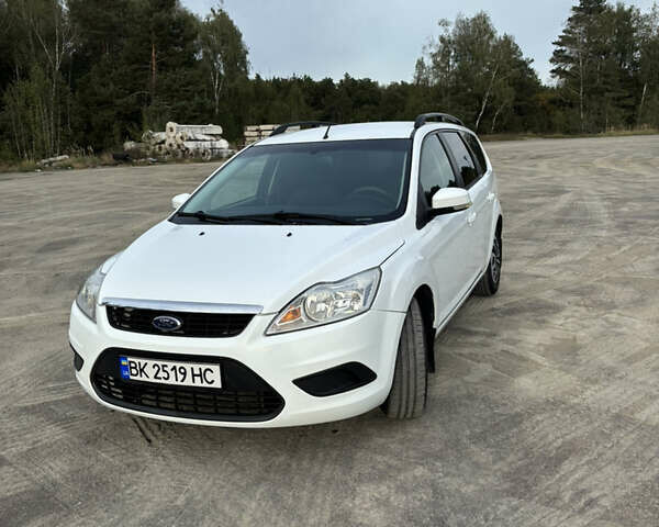 Белый Форд Фокус, объемом двигателя 1.56 л и пробегом 275 тыс. км за 5300 $, фото 2 на Automoto.ua