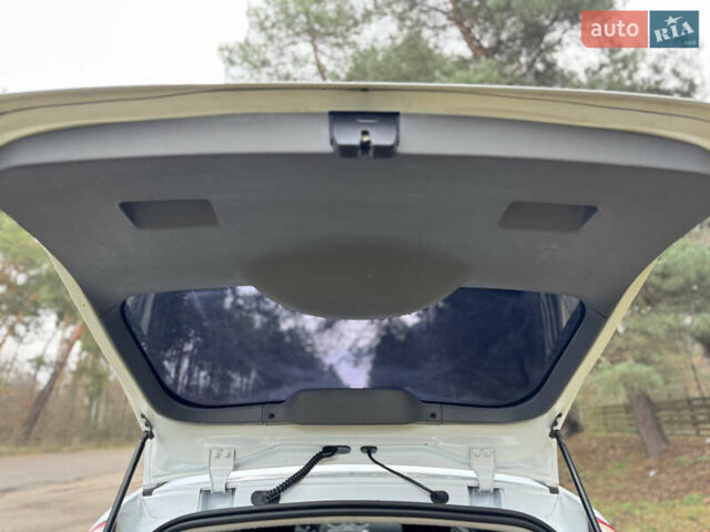 Белый Форд Фокус, объемом двигателя 1.6 л и пробегом 231 тыс. км за 4899 $, фото 10 на Automoto.ua