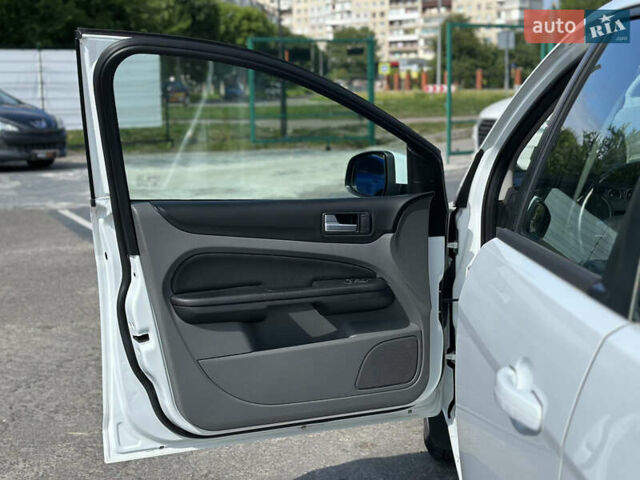 Білий Форд Фокус, об'ємом двигуна 1.56 л та пробігом 311 тис. км за 4700 $, фото 28 на Automoto.ua