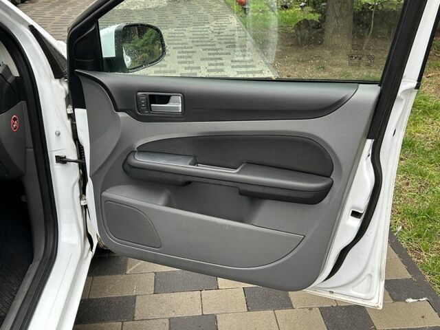 Белый Форд Фокус, объемом двигателя 1.6 л и пробегом 200 тыс. км за 1999 $, фото 8 на Automoto.ua