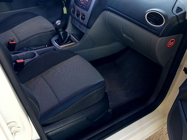 Белый Форд Фокус, объемом двигателя 1.8 л и пробегом 201 тыс. км за 4850 $, фото 4 на Automoto.ua