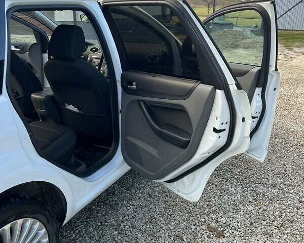 Форд Фокус 2010 в Коломые на Automoto.ua Белый Форд Фокус, объемом двигателя 1.6 л и пробегом 315 тыс. км за 6200 $, фото 6 на Automoto.ua