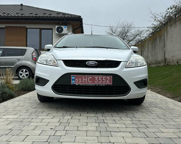 Белый Форд Фокус, объемом двигателя 1.6 л и пробегом 221 тыс. км за 6500 $, фото 2 на Automoto.ua