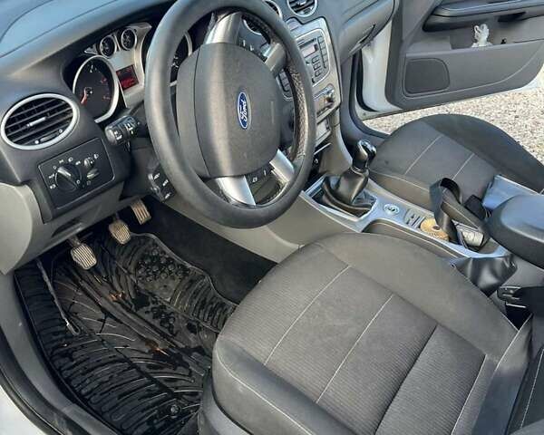 Форд Фокус 2010 в Коломые на Automoto.ua Белый Форд Фокус, объемом двигателя 1.6 л и пробегом 315 тыс. км за 6200 $, фото 5 на Automoto.ua