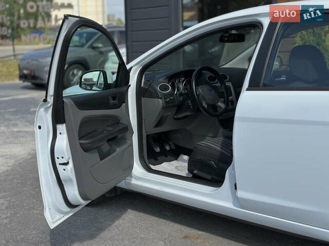 Білий Форд Фокус, об'ємом двигуна 1.56 л та пробігом 311 тис. км за 4700 $, фото 27 на Automoto.ua