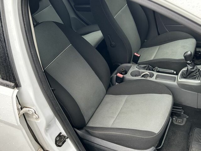 Белый Форд Фокус, объемом двигателя 1.6 л и пробегом 200 тыс. км за 1999 $, фото 9 на Automoto.ua