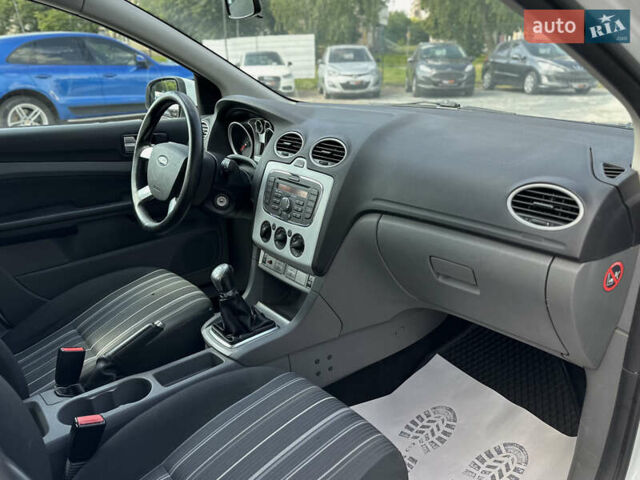 Білий Форд Фокус, об'ємом двигуна 1.56 л та пробігом 311 тис. км за 4700 $, фото 33 на Automoto.ua