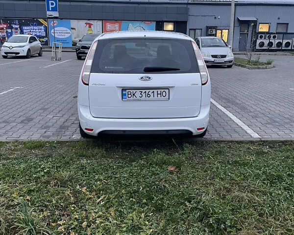 Белый Форд Фокус, объемом двигателя 2 л и пробегом 323 тыс. км за 6250 $, фото 3 на Automoto.ua