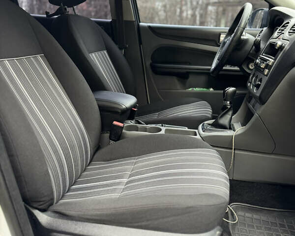 Белый Форд Фокус, объемом двигателя 1.6 л и пробегом 231 тыс. км за 4899 $, фото 16 на Automoto.ua