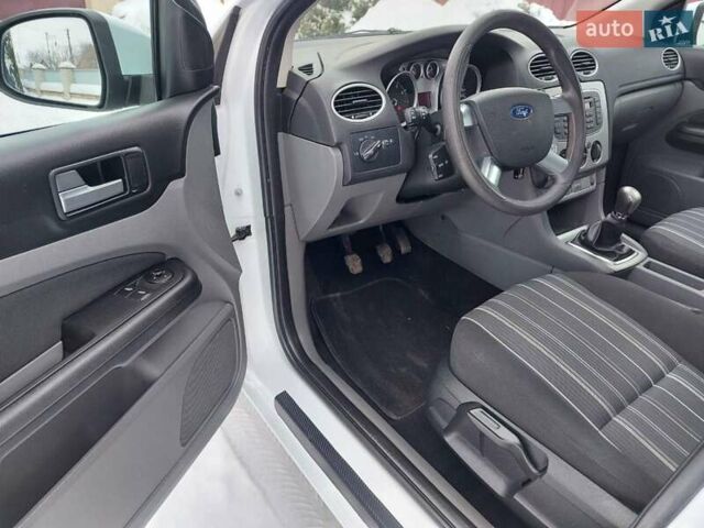 Белый Форд Фокус, объемом двигателя 1.6 л и пробегом 180 тыс. км за 6300 $, фото 1 на Automoto.ua