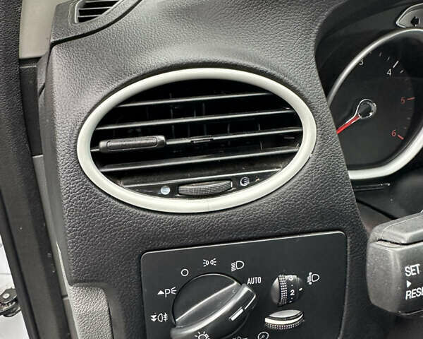 Белый Форд Фокус, объемом двигателя 1.6 л и пробегом 234 тыс. км за 6200 $, фото 14 на Automoto.ua