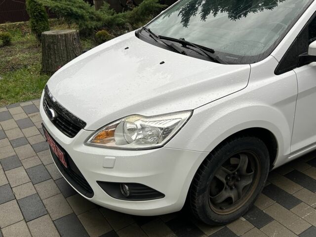 Белый Форд Фокус, объемом двигателя 1.6 л и пробегом 200 тыс. км за 1999 $, фото 3 на Automoto.ua