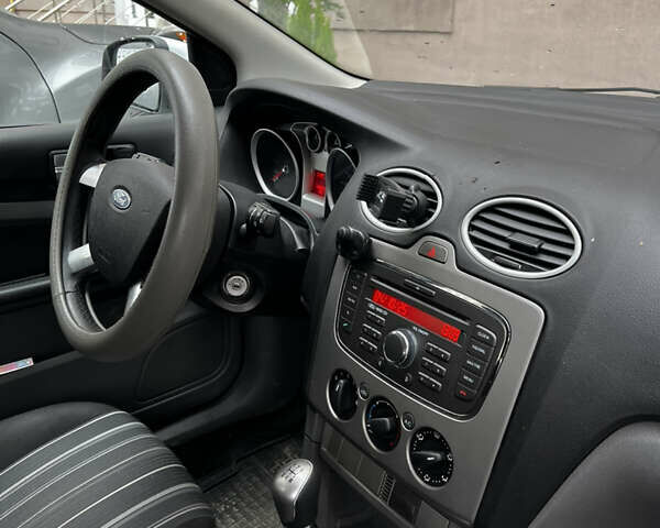 Білий Форд Фокус, об'ємом двигуна 1.6 л та пробігом 280 тис. км за 4500 $, фото 6 на Automoto.ua