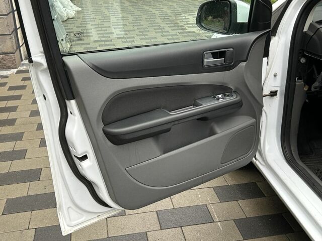 Белый Форд Фокус, объемом двигателя 1.6 л и пробегом 200 тыс. км за 1999 $, фото 16 на Automoto.ua