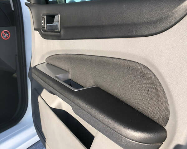 Белый Форд Фокус, объемом двигателя 2 л и пробегом 300 тыс. км за 6700 $, фото 17 на Automoto.ua