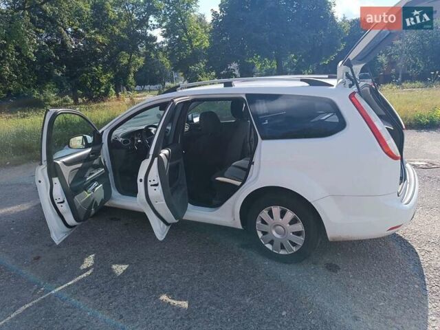 Белый Форд Фокус, объемом двигателя 1.6 л и пробегом 290 тыс. км за 5900 $, фото 7 на Automoto.ua