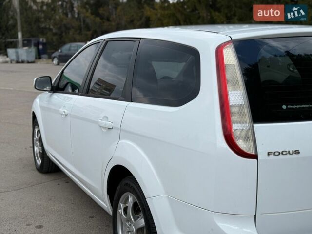 Білий Форд Фокус, об'ємом двигуна 2 л та пробігом 280 тис. км за 5200 $, фото 23 на Automoto.ua