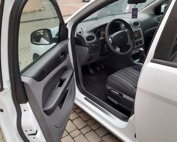 Белый Форд Фокус, объемом двигателя 1.56 л и пробегом 250 тыс. км за 6200 $, фото 7 на Automoto.ua