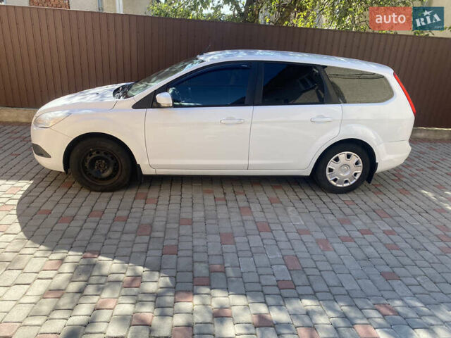 Белый Форд Фокус, объемом двигателя 1.56 л и пробегом 446 тыс. км за 5390 $, фото 1 на Automoto.ua