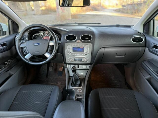 Белый Форд Фокус, объемом двигателя 1.6 л и пробегом 270 тыс. км за 5500 $, фото 7 на Automoto.ua