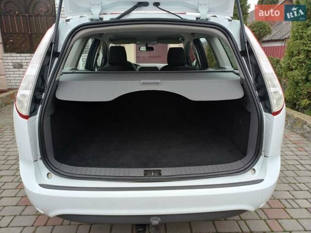 Белый Форд Фокус, объемом двигателя 1.6 л и пробегом 180 тыс. км за 6300 $, фото 2 на Automoto.ua