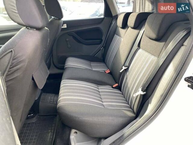 Білий Форд Фокус, об'ємом двигуна 1.56 л та пробігом 290 тис. км за 5690 $, фото 9 на Automoto.ua
