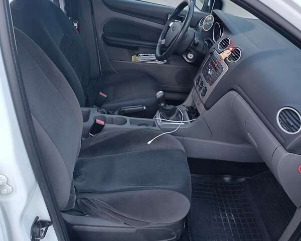 Белый Форд Фокус, объемом двигателя 1.6 л и пробегом 290 тыс. км за 5900 $, фото 13 на Automoto.ua