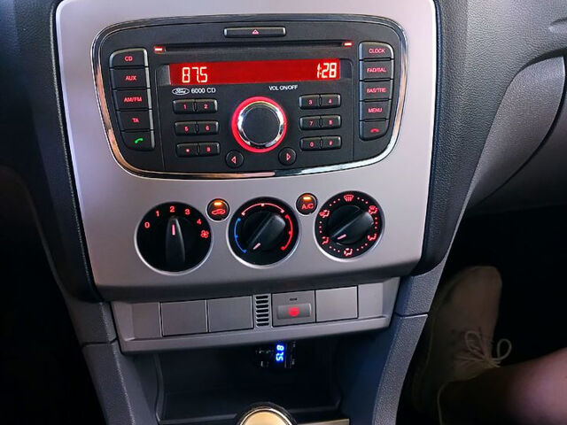 Белый Форд Фокус, объемом двигателя 1.8 л и пробегом 201 тыс. км за 4850 $, фото 5 на Automoto.ua