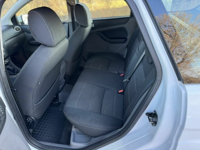 Белый Форд Фокус, объемом двигателя 1.6 л и пробегом 270 тыс. км за 5500 $, фото 6 на Automoto.ua