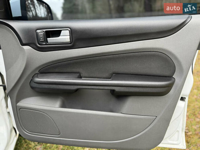 Белый Форд Фокус, объемом двигателя 1.6 л и пробегом 231 тыс. км за 4899 $, фото 15 на Automoto.ua