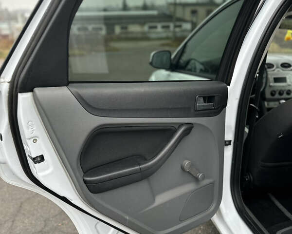 Белый Форд Фокус, объемом двигателя 1.6 л и пробегом 234 тыс. км за 6200 $, фото 12 на Automoto.ua