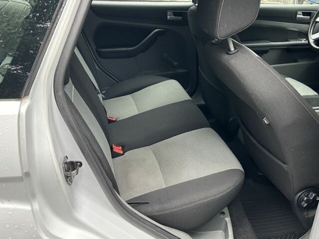 Белый Форд Фокус, объемом двигателя 1.6 л и пробегом 200 тыс. км за 1999 $, фото 12 на Automoto.ua