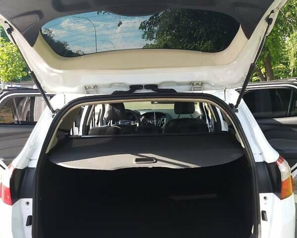 Білий Форд Фокус, об'ємом двигуна 1.59 л та пробігом 288 тис. км за 6001 $, фото 5 на Automoto.ua