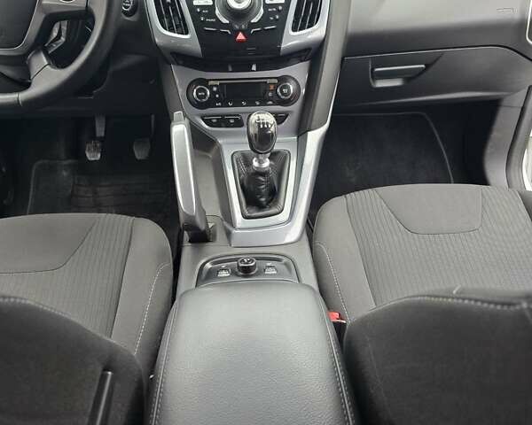 Белый Форд Фокус, объемом двигателя 1.6 л и пробегом 228 тыс. км за 8000 $, фото 15 на Automoto.ua