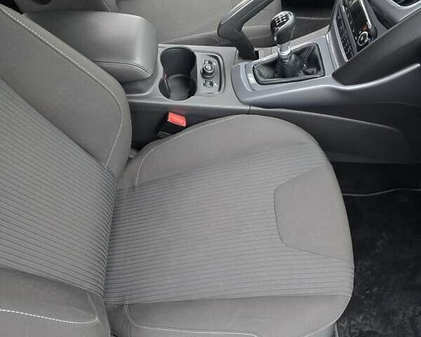 Белый Форд Фокус, объемом двигателя 1.6 л и пробегом 228 тыс. км за 8000 $, фото 10 на Automoto.ua