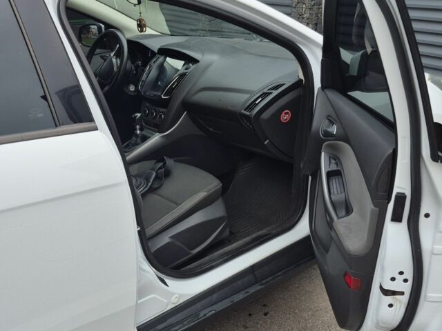 Білий Форд Фокус, об'ємом двигуна 1.6 л та пробігом 310 тис. км за 6500 $, фото 7 на Automoto.ua