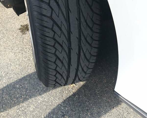 Білий Форд Фокус, об'ємом двигуна 1.59 л та пробігом 288 тис. км за 6001 $, фото 4 на Automoto.ua