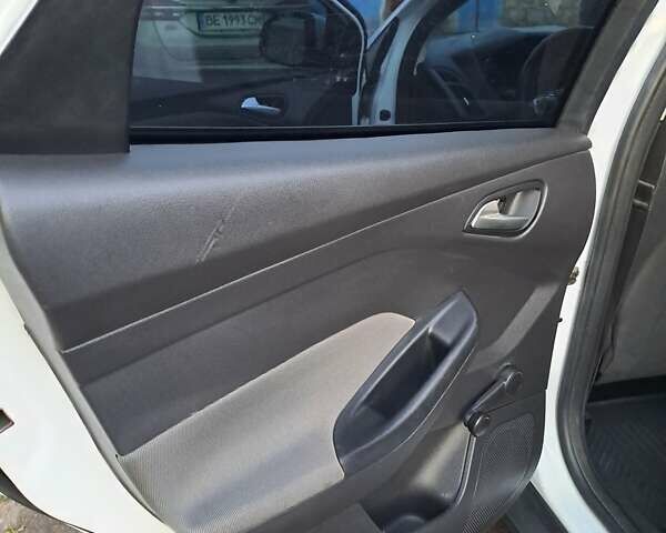 Белый Форд Фокус, объемом двигателя 1.6 л и пробегом 278 тыс. км за 7300 $, фото 7 на Automoto.ua