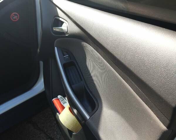 Білий Форд Фокус, об'ємом двигуна 1.59 л та пробігом 288 тис. км за 6001 $, фото 8 на Automoto.ua