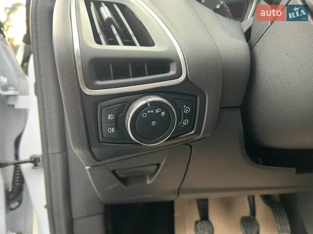 Білий Форд Фокус, об'ємом двигуна 1.6 л та пробігом 220 тис. км за 7950 $, фото 18 на Automoto.ua