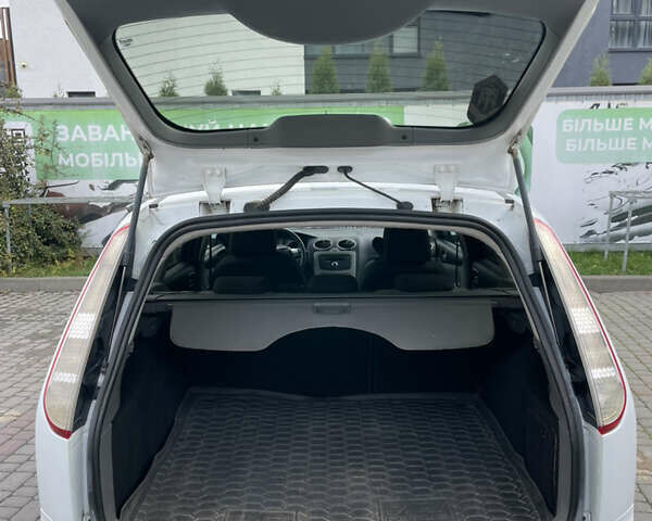 Белый Форд Фокус, объемом двигателя 1.56 л и пробегом 409 тыс. км за 5100 $, фото 8 на Automoto.ua