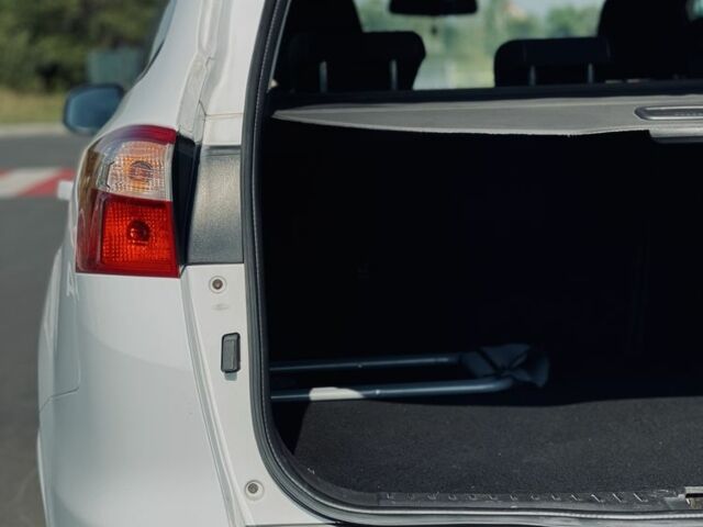 Белый Форд Фокус, объемом двигателя 1.6 л и пробегом 230 тыс. км за 5900 $, фото 3 на Automoto.ua