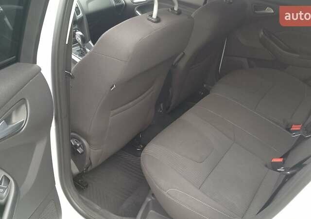 Белый Форд Фокус, объемом двигателя 2 л и пробегом 325 тыс. км за 6999 $, фото 7 на Automoto.ua